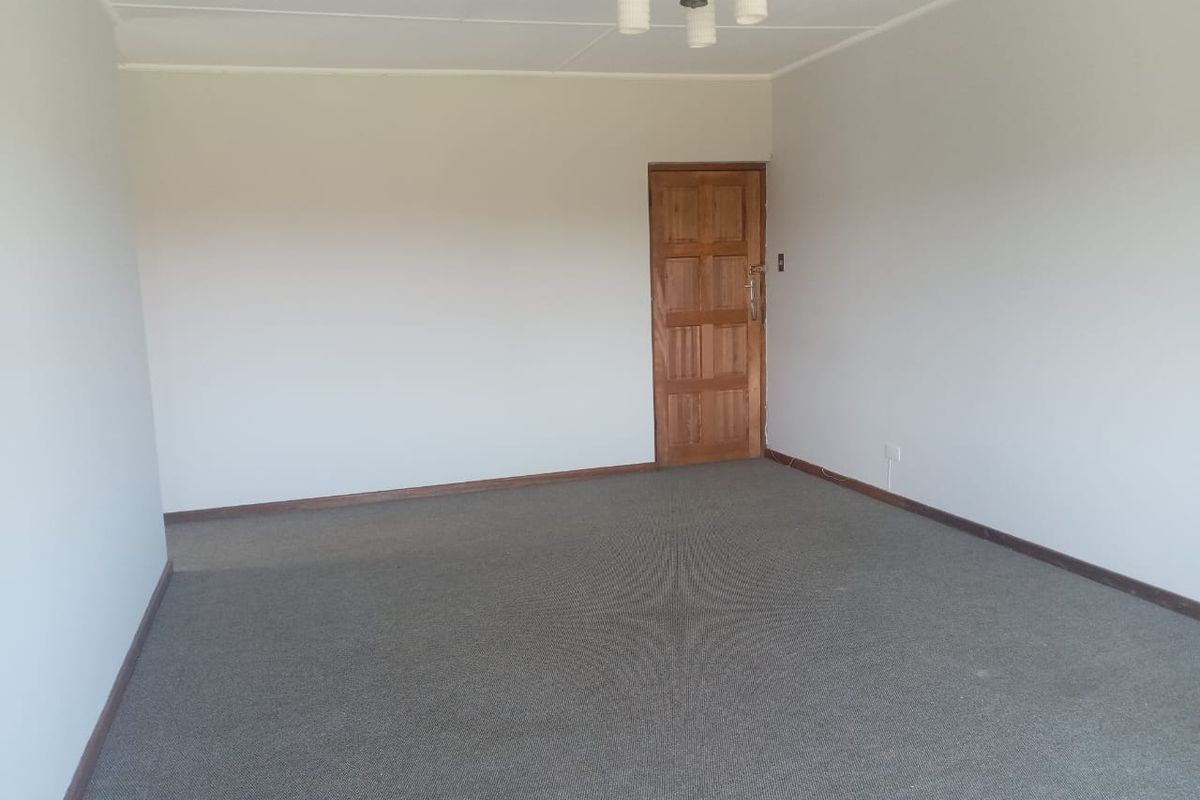 Spacious 2 bedroom Flat in sought after apartment building- Quigney - Photo 4