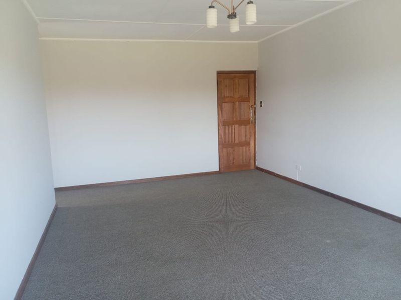 Spacious 2 bedroom Flat in sought after apartment building- Quigney - Photo 4