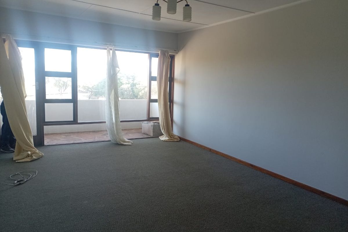 Spacious 2 bedroom Flat in sought after apartment building- Quigney - Photo 3