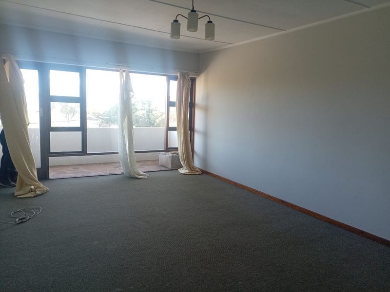 Spacious 2 bedroom Flat in sought after apartment building- Quigney - Photo 3