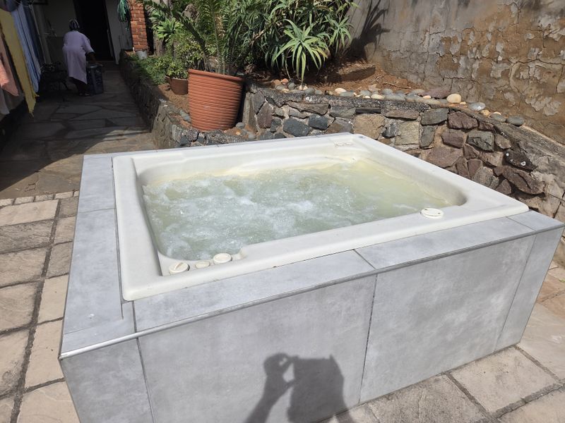 Exquisite 3 Bedroom Family Retreat/ Entertainers Paradise - Photo 3