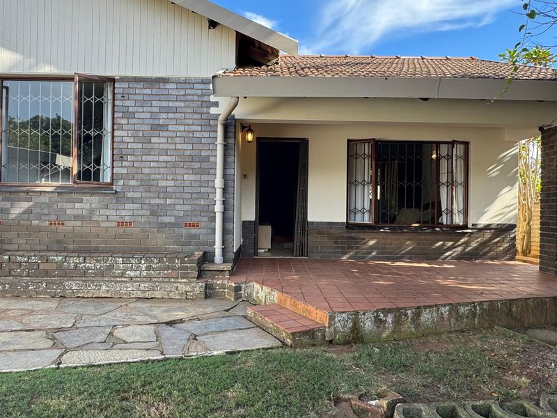 Exquisite 3 Bedroom Family Retreat/ Entertainers Paradise - Photo 2