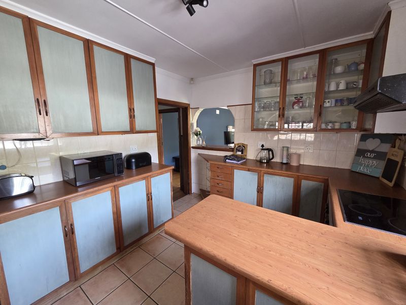 Exquisite 3 Bedroom Family Retreat/ Entertainers Paradise - Photo 10