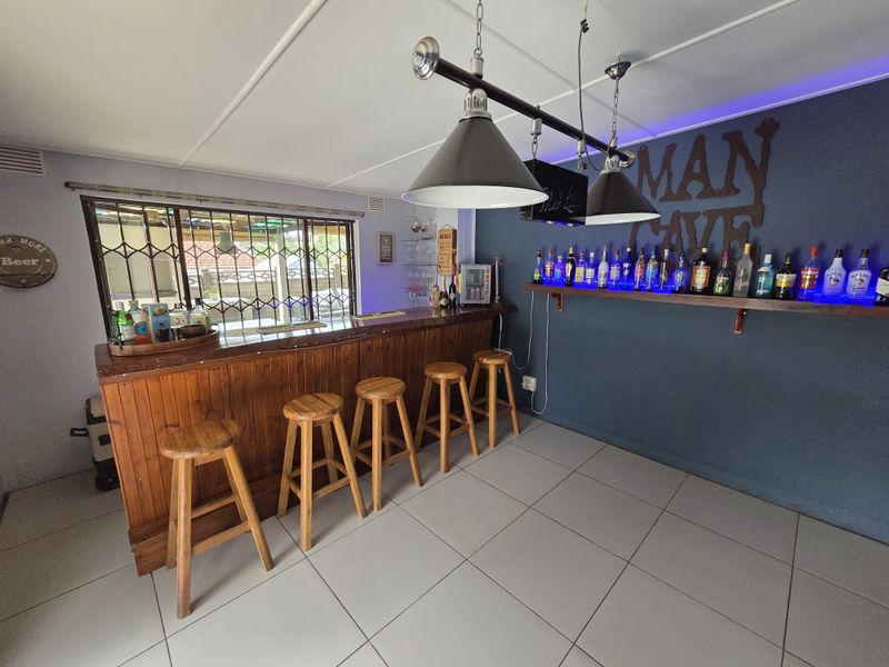 Exquisite 3 Bedroom Family Retreat/ Entertainers Paradise - Photo 9