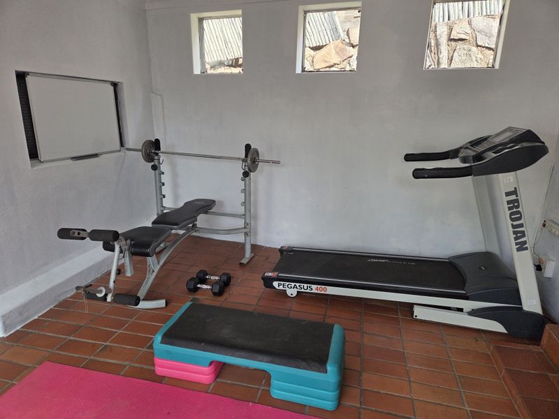 Exquisite 3 Bedroom Family Retreat/ Entertainers Paradise - Photo 4