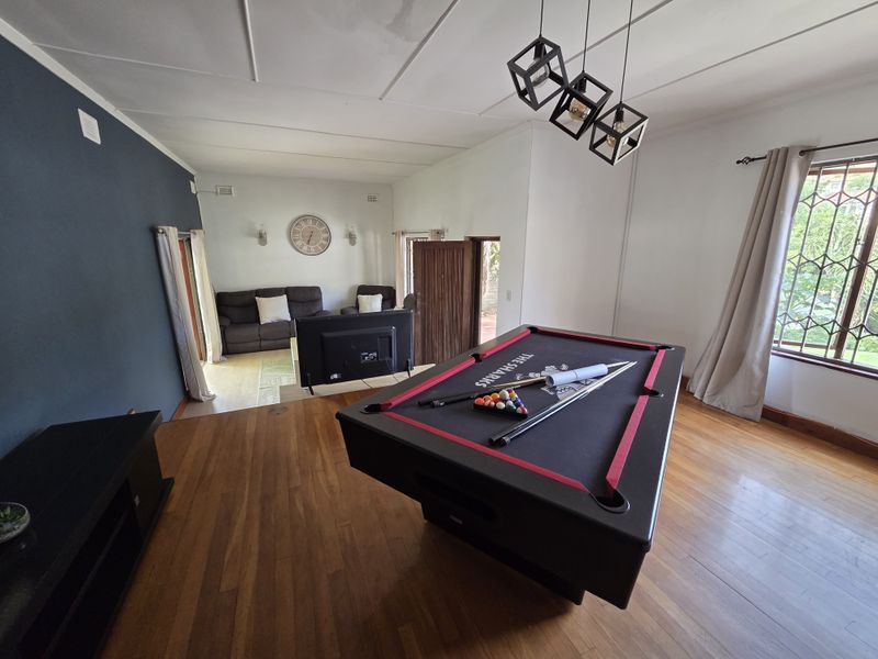 Exquisite 3 Bedroom Family Retreat/ Entertainers Paradise - Photo 6