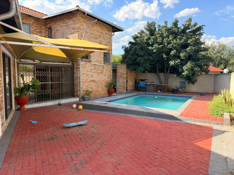 A beautiful Exclusive listing free standing house - Photo 1