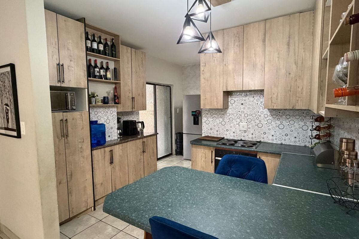 A beautiful duplex free standing property - Photo 2