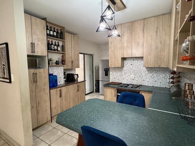 A beautiful duplex free standing property - Photo 2