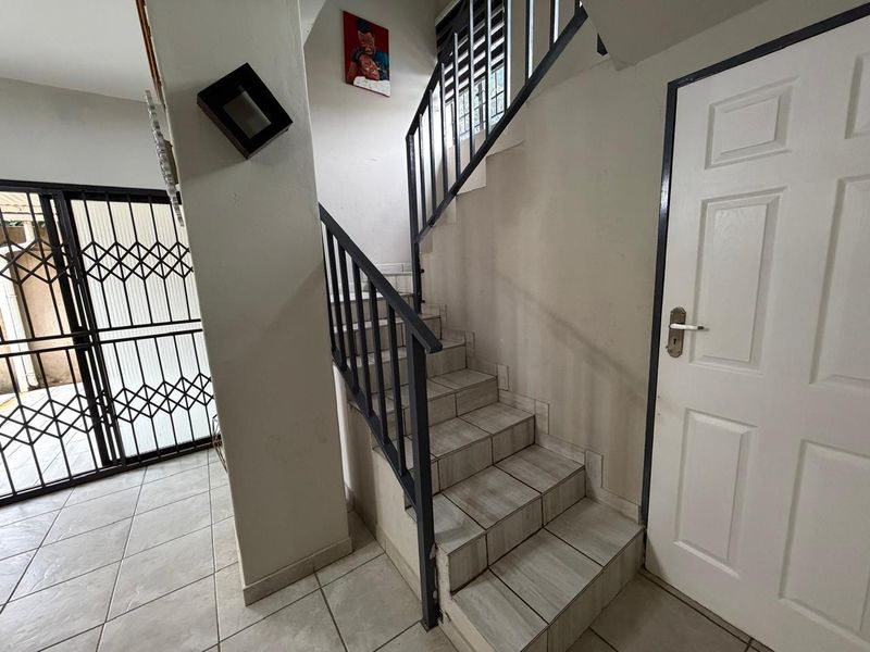 A beautiful duplex free standing property - Photo 9