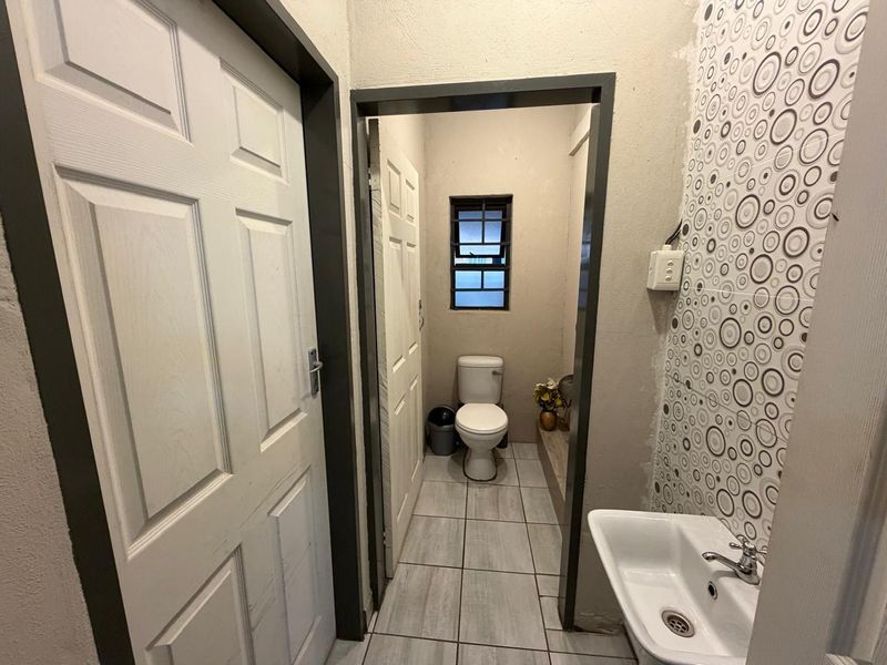 A beautiful duplex free standing property - Photo 8