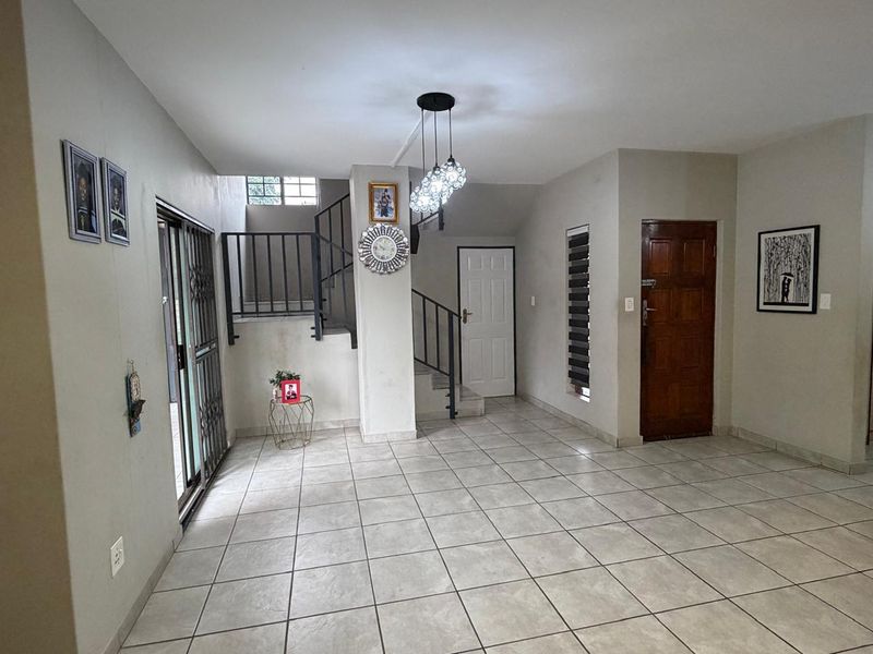 A beautiful duplex free standing property - Photo 6