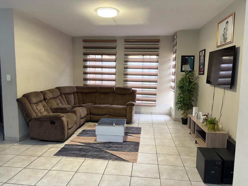 A beautiful duplex free standing property - Photo 4