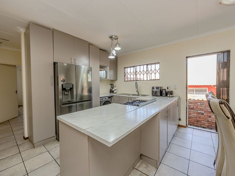 3 Bedroom Sectional Title For Sale – Secure & Convenient Living - Photo 2