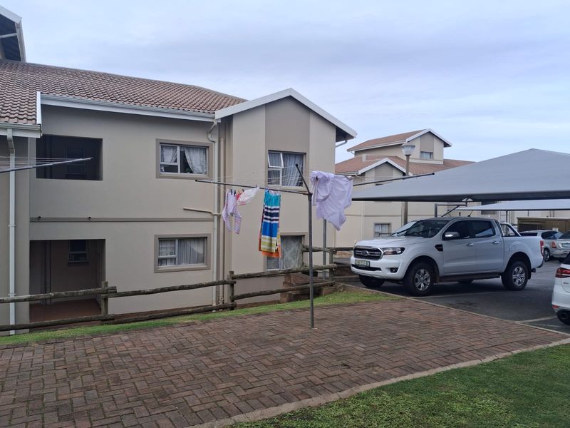 Neat 2 Bedroom Apartment To Let in Sought-After Complex in Beacon Bay North - Photo 4