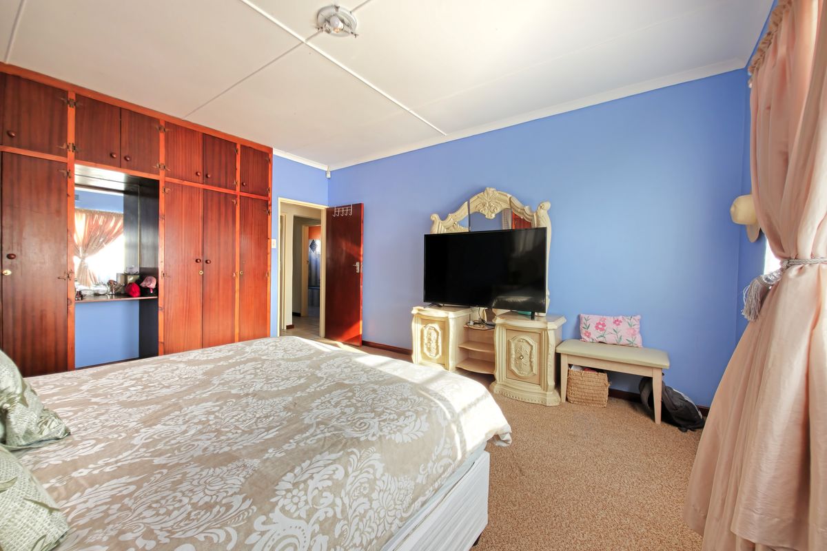 Unrivalled Mountain & Ocean Views in Prime Mountain View Setting - Photo 4