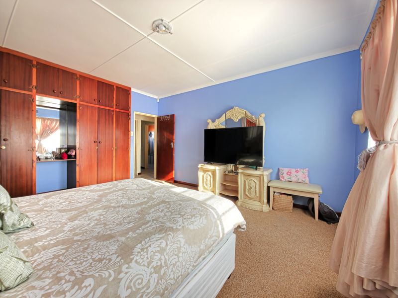 Unrivalled Mountain & Ocean Views in Prime Mountain View Setting - Photo 4