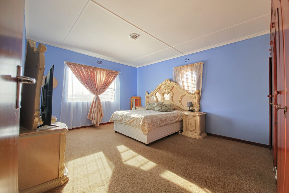 Unrivalled Mountain & Ocean Views in Prime Mountain View Setting - Photo 3