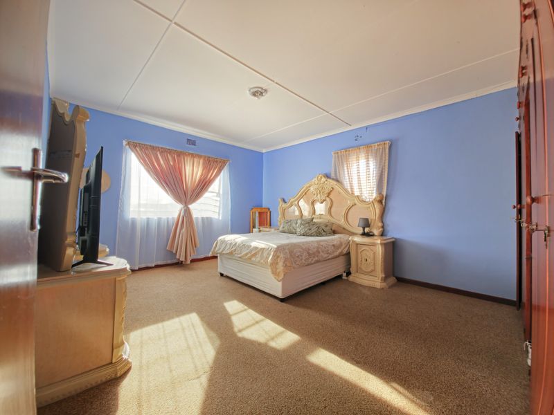 Unrivalled Mountain & Ocean Views in Prime Mountain View Setting - Photo 3