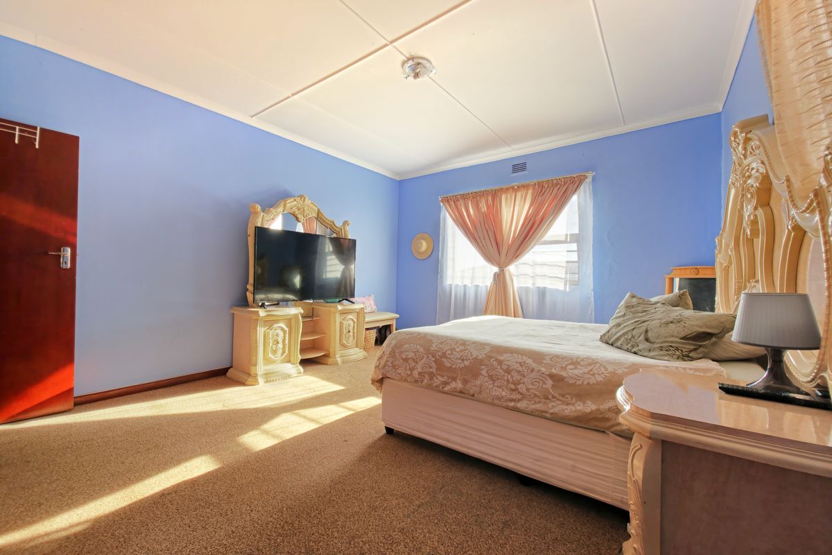 Unrivalled Mountain & Ocean Views in Prime Mountain View Setting - Photo 5