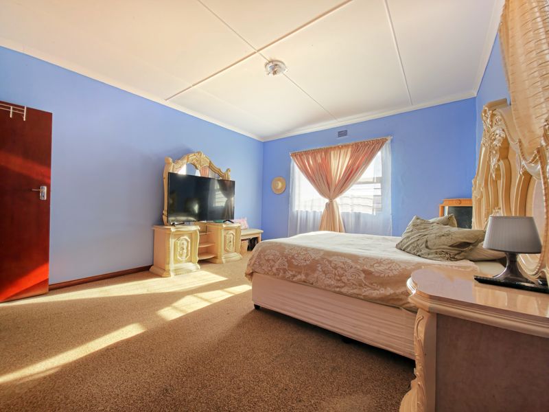 Unrivalled Mountain & Ocean Views in Prime Mountain View Setting - Photo 5