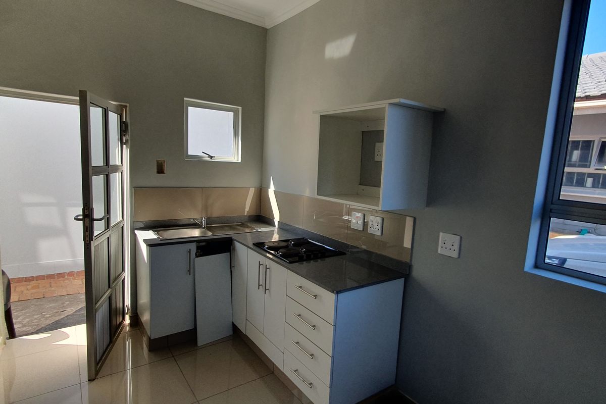 Modern Studio Apartment With No Parking - Photo 4