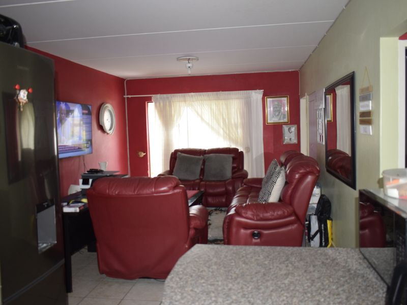 Modern 3 bedroom ground unit for sale in Parkrand - Photo 10