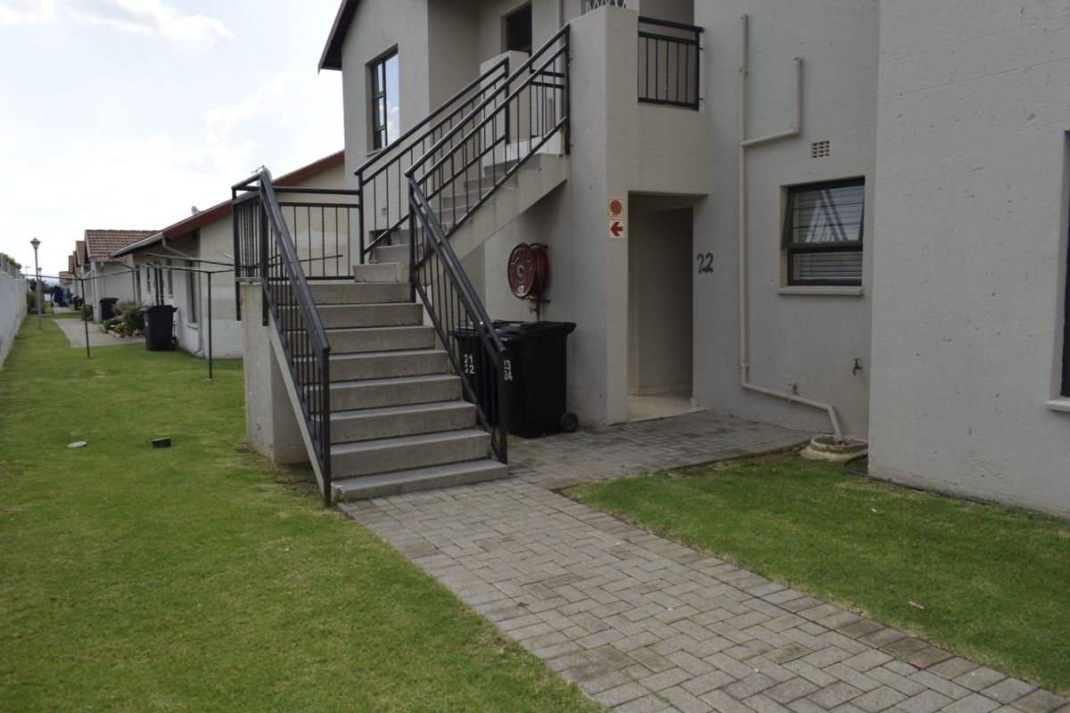 Modern 3 bedroom ground unit for sale in Parkrand - Photo 3