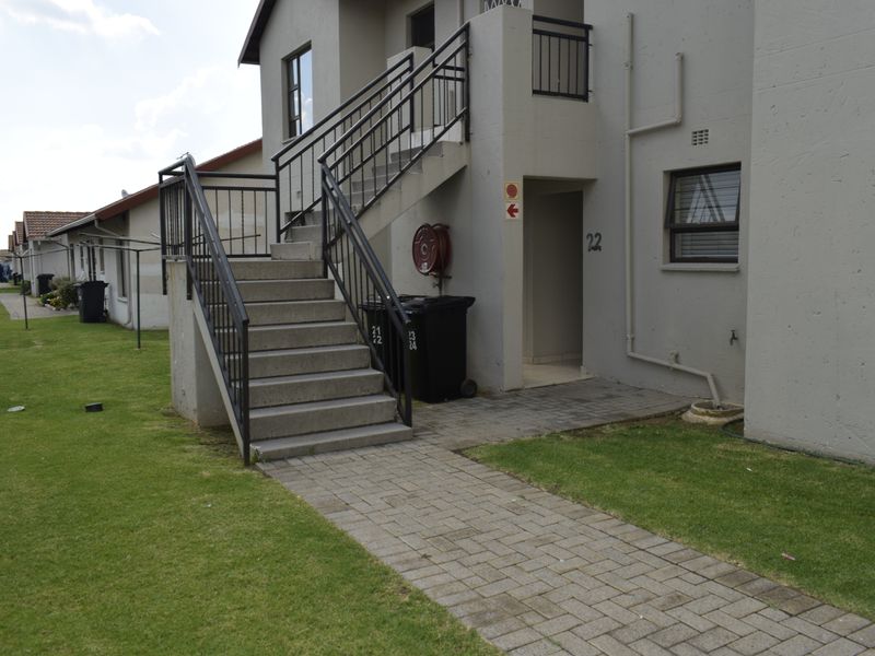 Modern 3 bedroom ground unit for sale in Parkrand - Photo 3