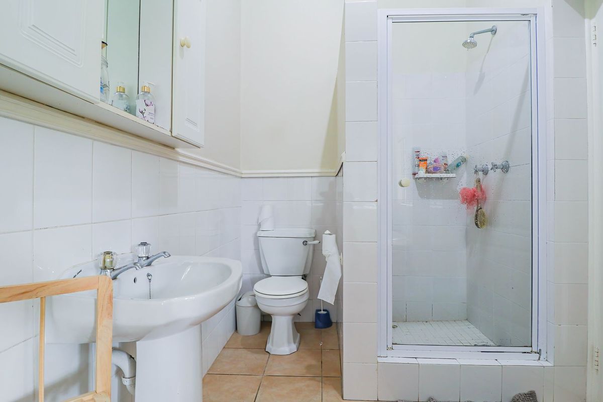 Secure and Central - Generous Family Home Off Hallack Drive - Photo 4