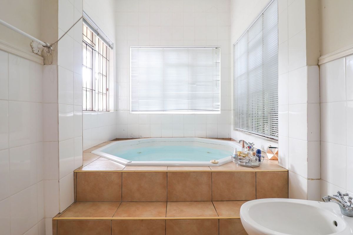 Secure and Central - Generous Family Home Off Hallack Drive - Photo 3