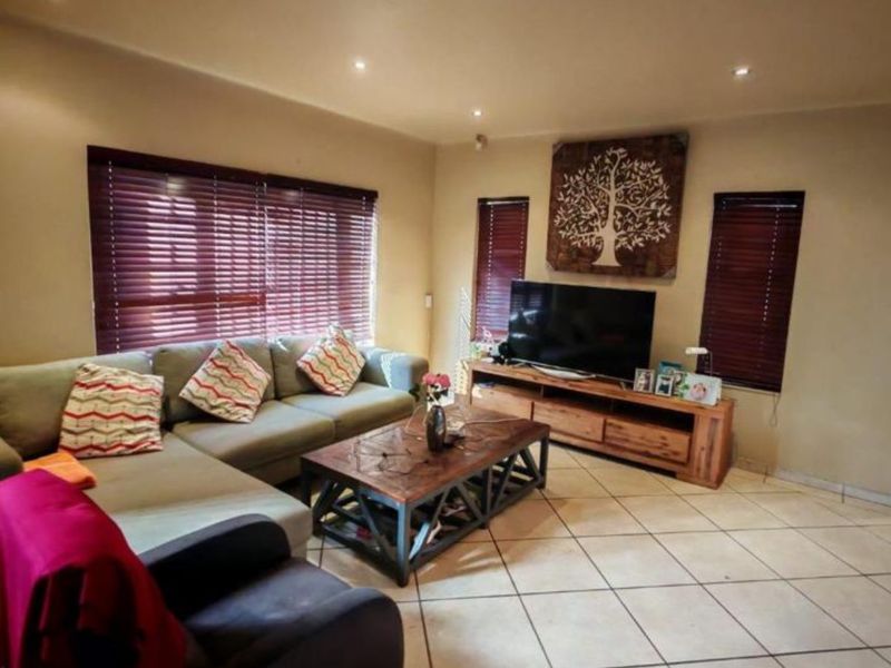 Exquisite Architectural Masterpiece Overlooking the Greens - Photo 8