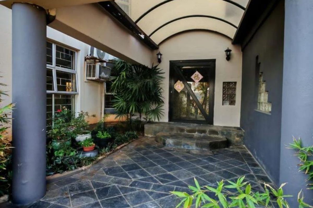 Exquisite Architectural Masterpiece Overlooking the Greens - Photo 2