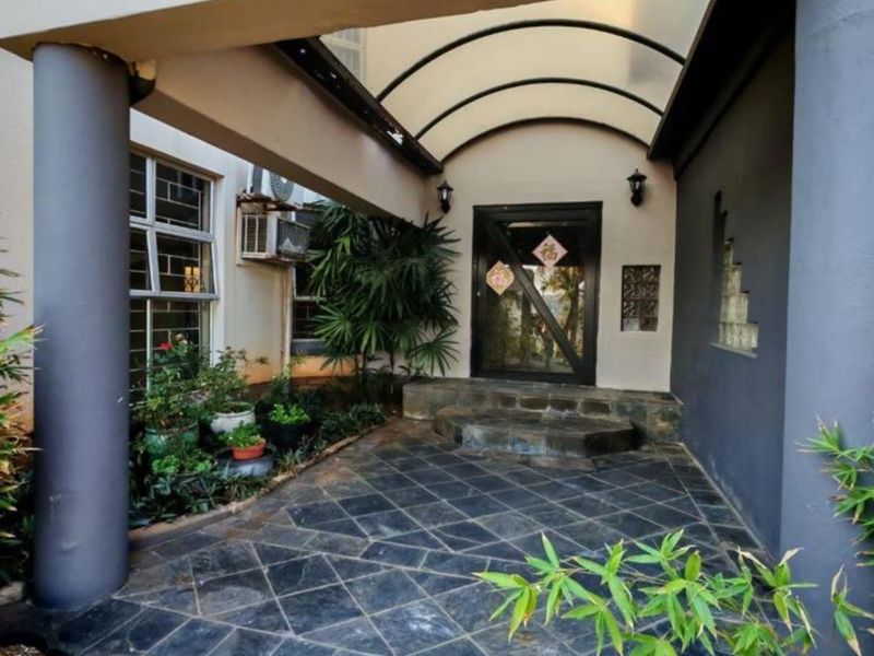 Exquisite Architectural Masterpiece Overlooking the Greens - Photo 2