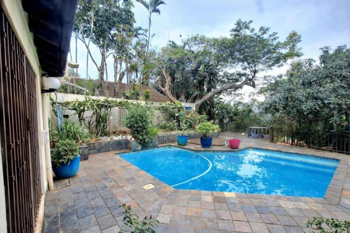 Exquisite Architectural Masterpiece Overlooking the Greens - Photo 3