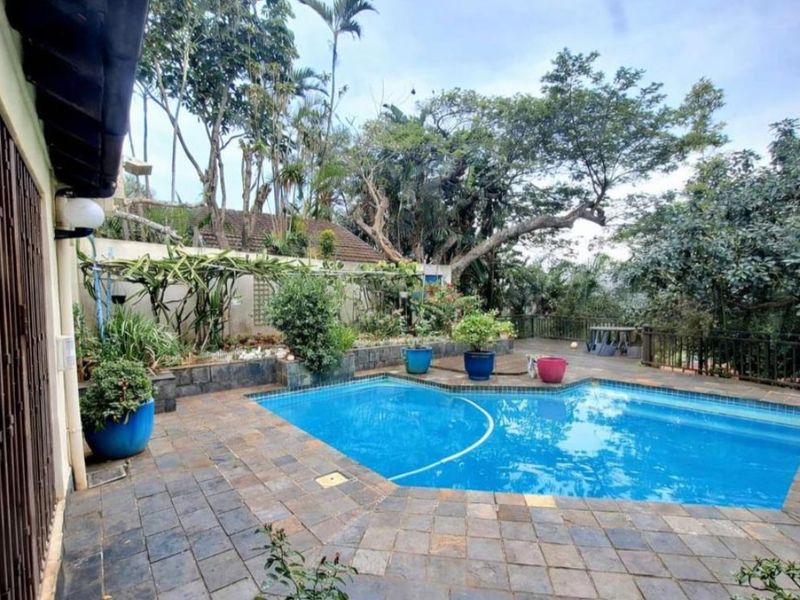 Exquisite Architectural Masterpiece Overlooking the Greens - Photo 3