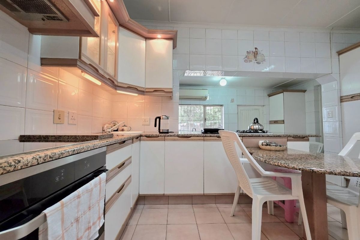 Stunning  4-bedroom Freehold home in Isipingo Hills for sale - Endless opportunities!!! - Photo 2