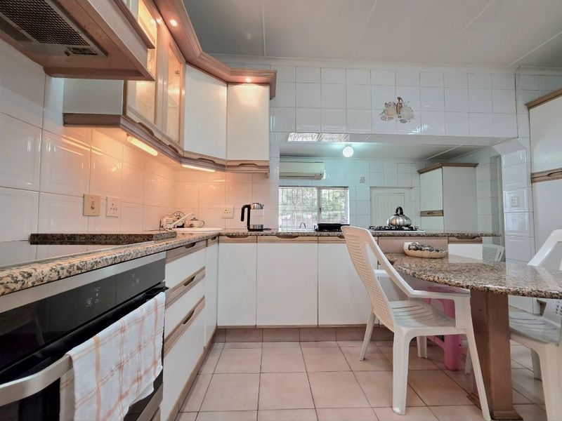 Stunning  4-bedroom Freehold home in Isipingo Hills for sale - Endless opportunities!!! - Photo 2