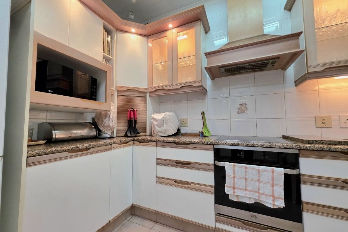 Stunning  4-bedroom Freehold home in Isipingo Hills for sale - Endless opportunities!!! - Photo 3