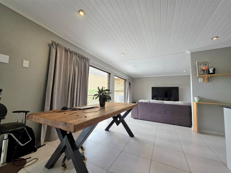 A modern, stylish townhouse ideal for a young family seeking comfort and convenience!!! - Photo 8