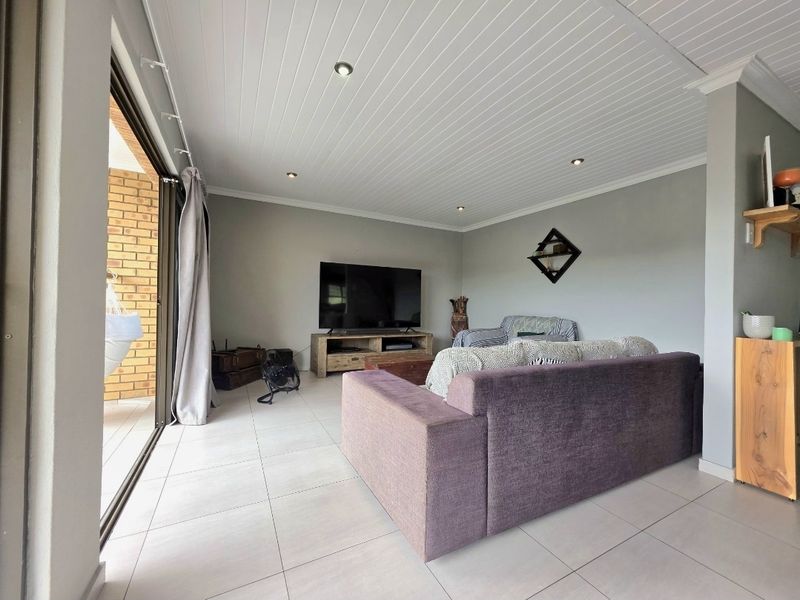 A modern, stylish townhouse ideal for a young family seeking comfort and convenience!!! - Photo 6