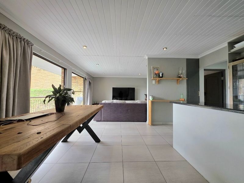 A modern, stylish townhouse ideal for a young family seeking comfort and convenience!!! - Photo 7