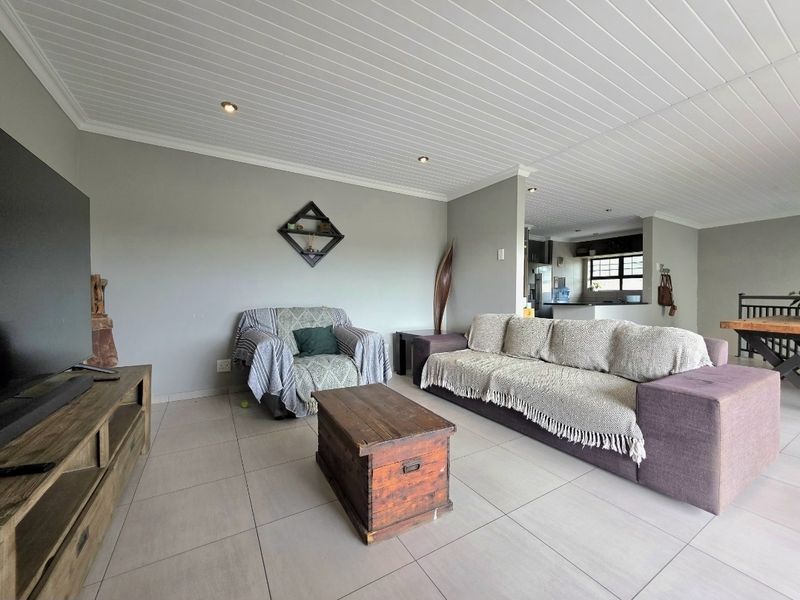 A modern, stylish townhouse ideal for a young family seeking comfort and convenience!!! - Photo 3