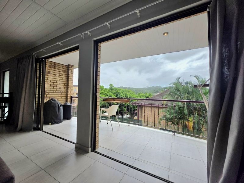 A modern, stylish townhouse ideal for a young family seeking comfort and convenience!!! - Photo 4