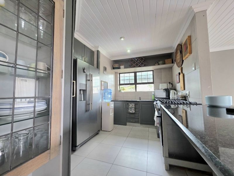 A modern, stylish townhouse ideal for a young family seeking comfort and convenience!!! - Photo 10