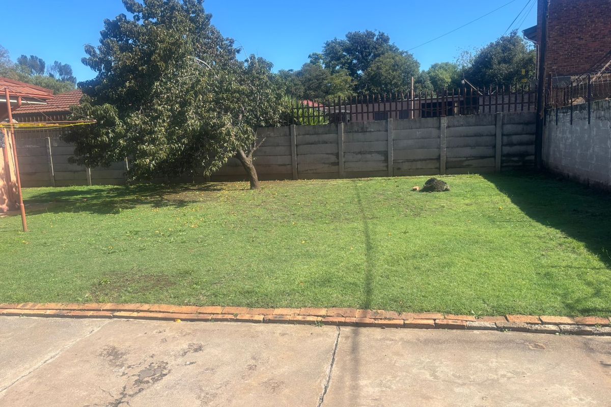 Charming 3-bedroom house in Vanderbijlpark CW 3, perfect for families seeking comfort and convenien - Photo 2