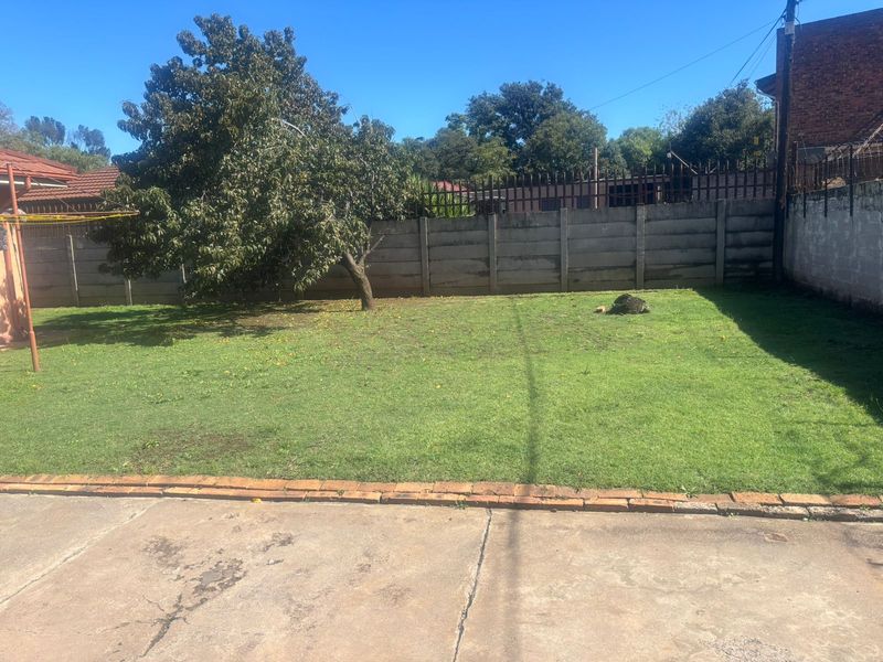 Charming 3-bedroom house in Vanderbijlpark CW 3, perfect for families seeking comfort and convenien - Photo 2