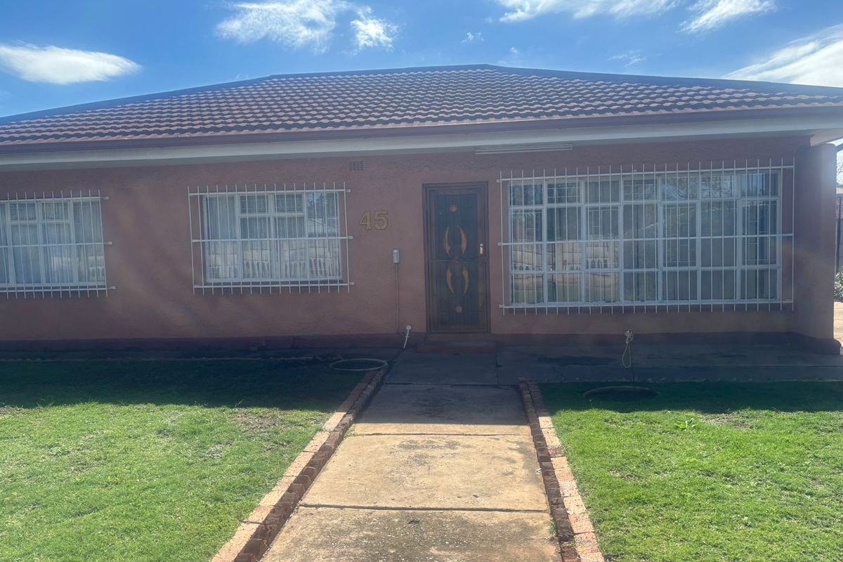 Charming 3-bedroom house in Vanderbijlpark CW 3, perfect for families seeking comfort and convenien - Photo 3