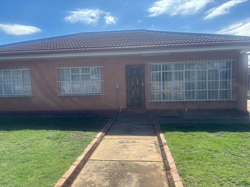 Charming 3-bedroom house in Vanderbijlpark CW 3, perfect for families seeking comfort and convenien - Photo 3