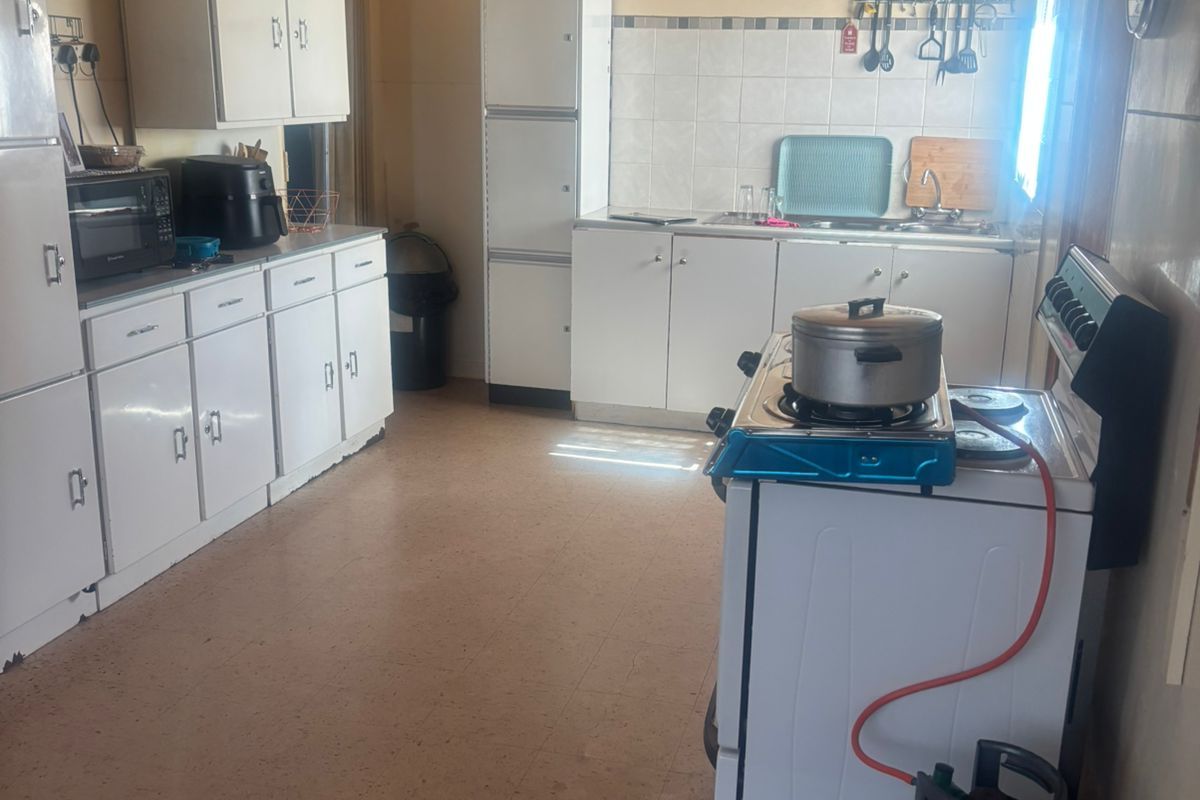 Charming 3-bedroom house in Vanderbijlpark CW 3, perfect for families seeking comfort and convenien - Photo 4